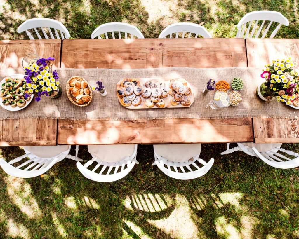 Table bien dressée et décorée vue du haut