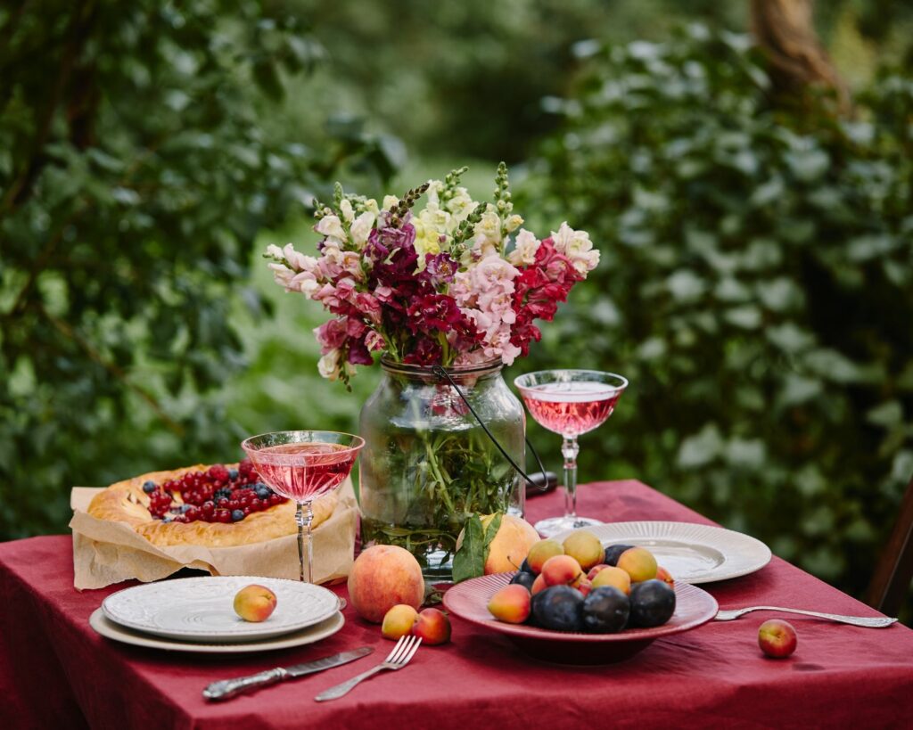 Table joliment dressée avec une jarre pleine de fleurs