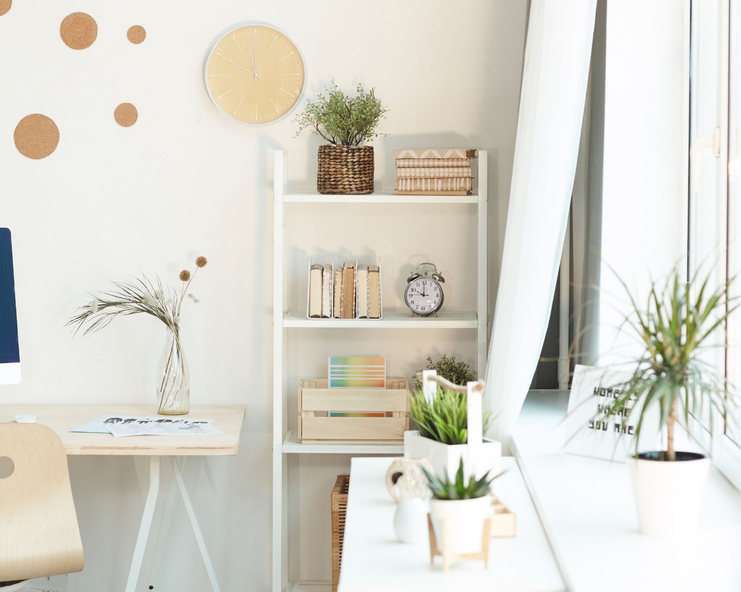 Décoration de chambre moderne dans les tons clairs