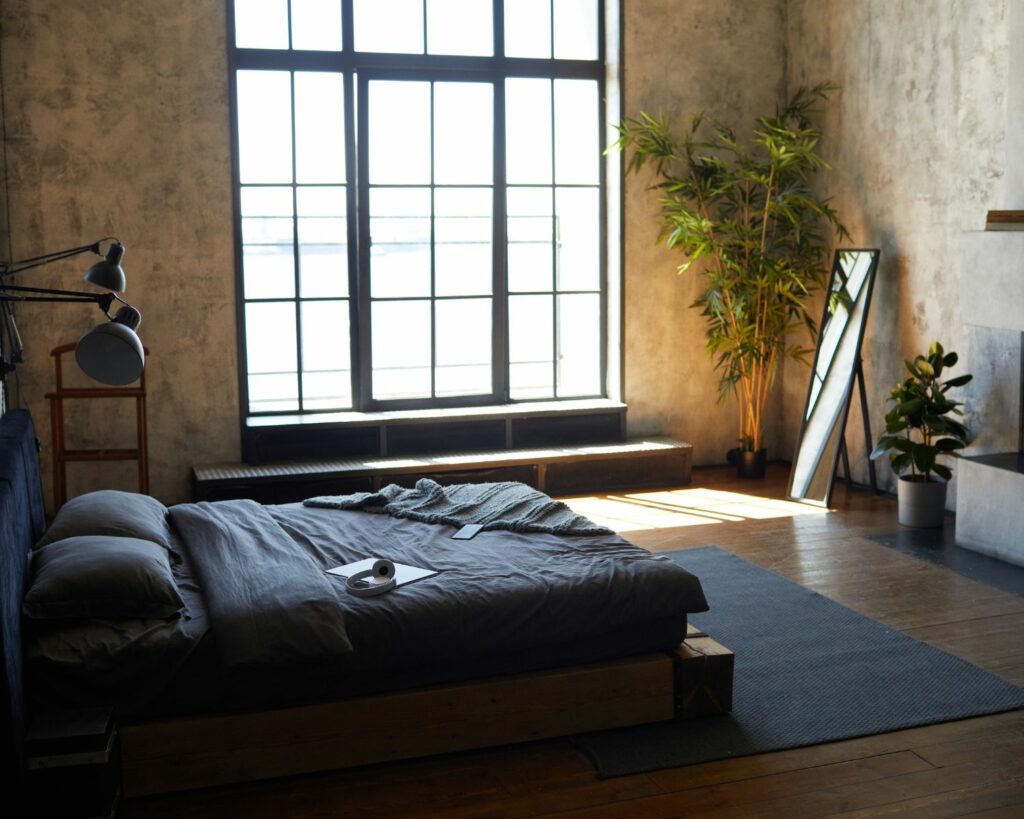 Chambre parentale avec une grande fenêtre