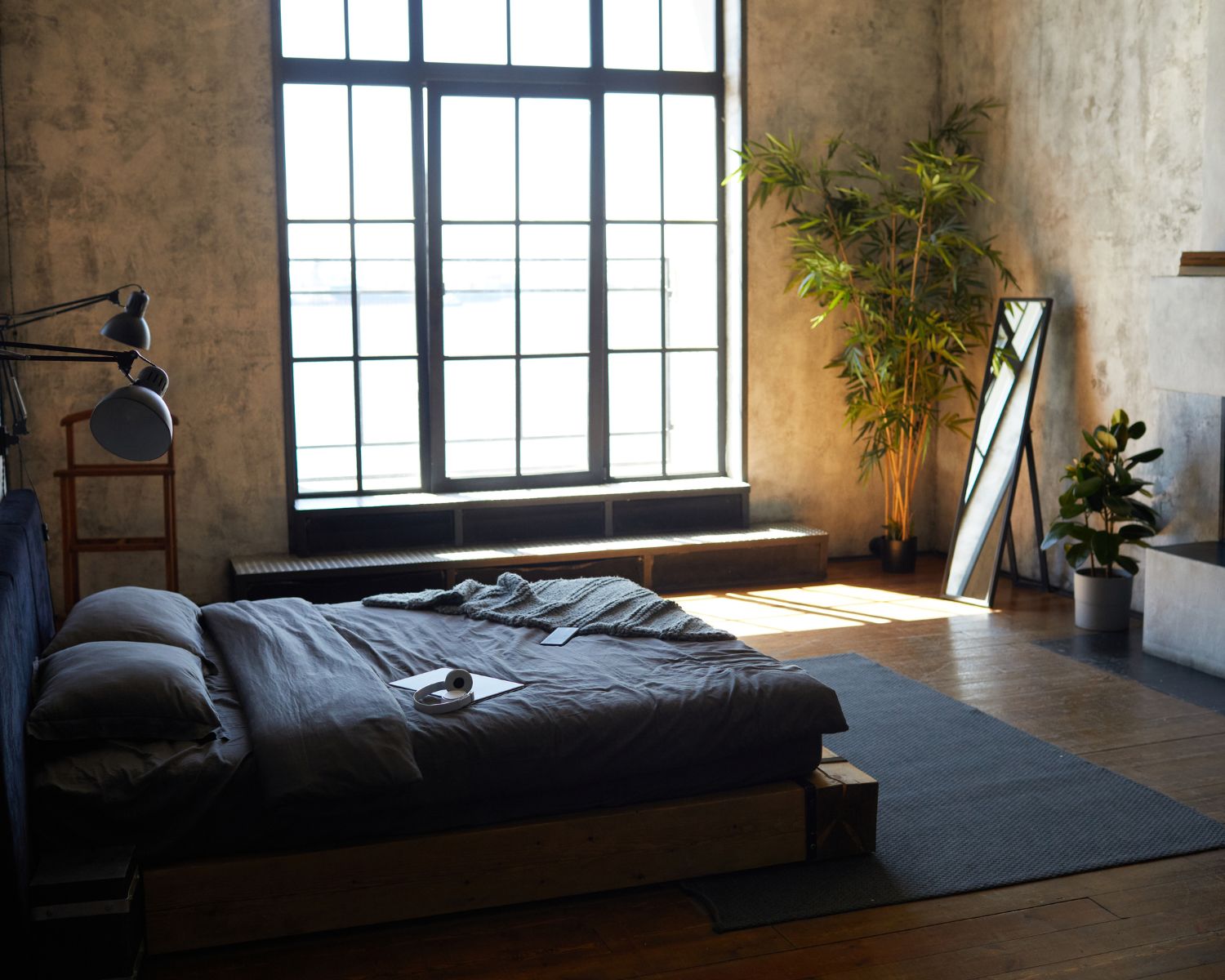 Chambre parentale avec une grande fenêtre