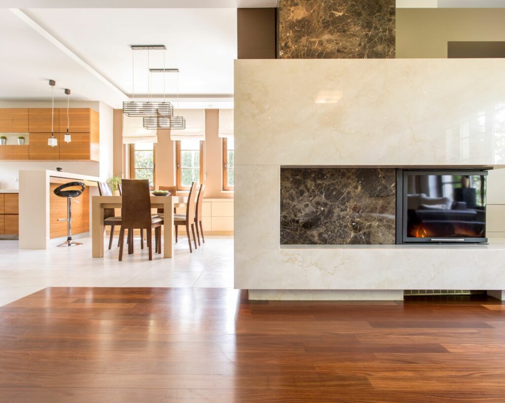 Cheminée moderne avec salle à manger en fond