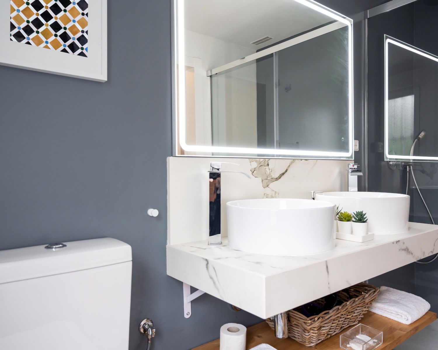 Intérieur de salle de bain avec une vasque et un miroir