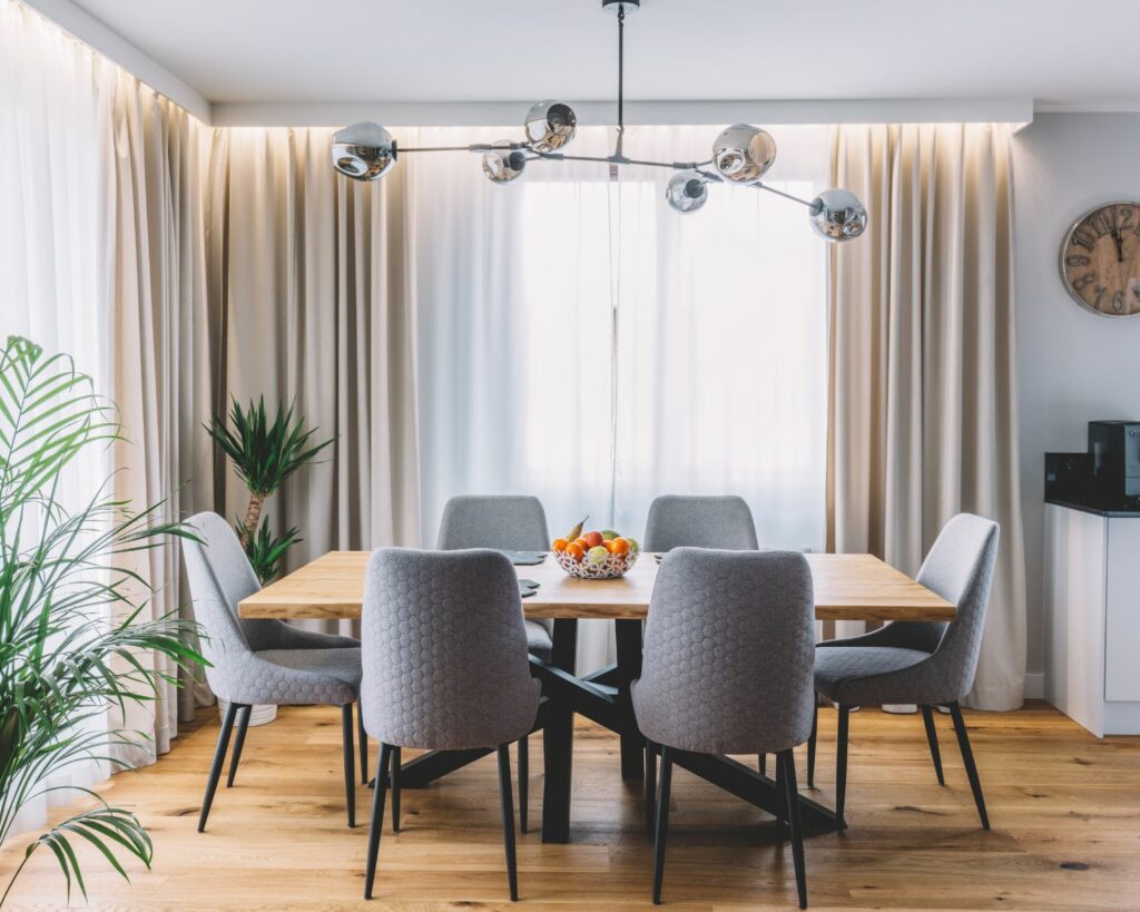 Salle à manger moderne avec une table et plusieurs chaises