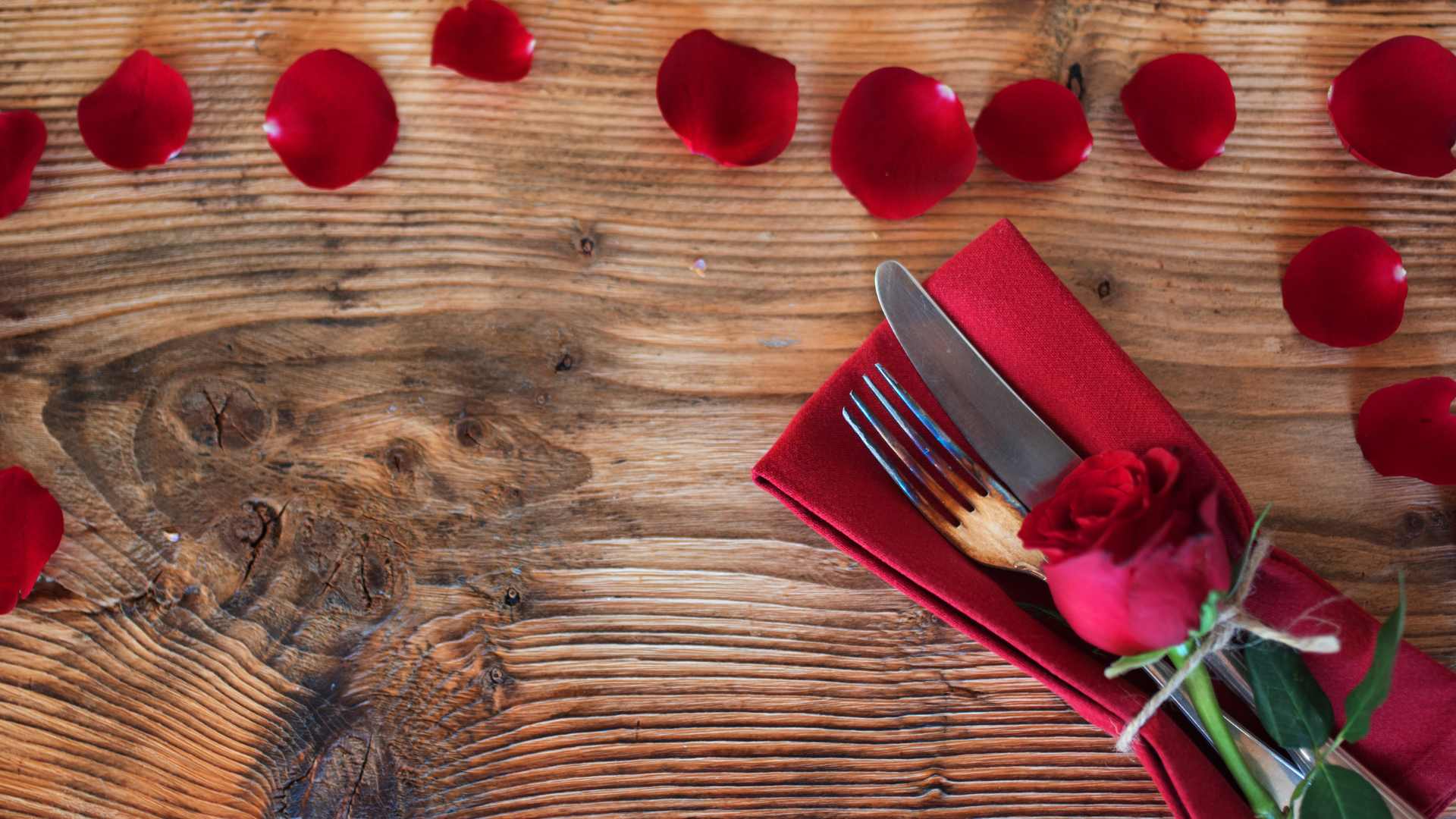 table décoré avec des pétales de roses