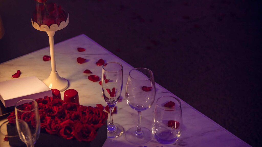 table à manger décoré avec des roses